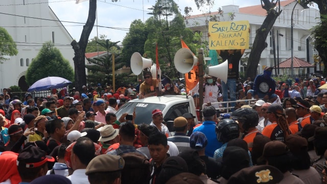 Massa berjoget di depan kantor Gubernur Sumatera Utara. (Foto: Rahmat Utomo/kumparan)