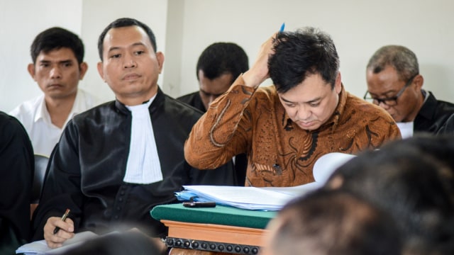 Terdakwa kasus dugaan suap perizinan Meikarta Billy Sindoro (kedua kanan) mendengarkan keterangan dari Kabid Tata Ruang Dinas PUPR Neneng Rahmi di Pengadilan Tindak Pidana Korupsi (Tipikor), Bandung, Jawa Barat, Senin (21/1).  (Foto: ANTARA FOTO/Raisan Al Farisi)
