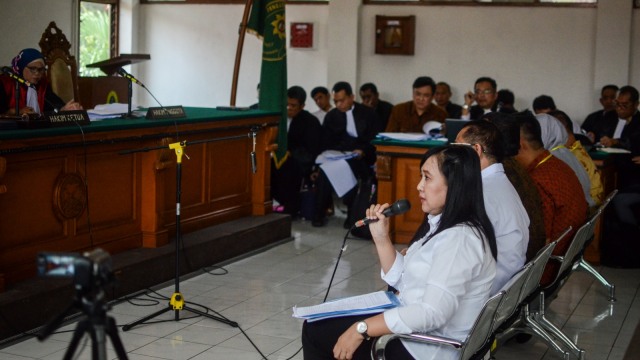 Kabid Tata Ruang Dinas PUPR Neneng Rahmi (kanan) memberikan penjelasan kepada Jaksa saat menjadi saksi  di Pengadilan Tindak Pidana Korupsi (Tipikor), Bandung, Jawa Barat, Senin (21/1/2019). (Foto: ANTARA FOTO/Raisan Al Farisi)