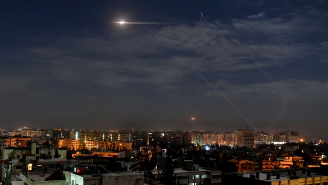 Israel gempur militer Iran di damaskus Suriah. (Foto: SANA via REUTERS)