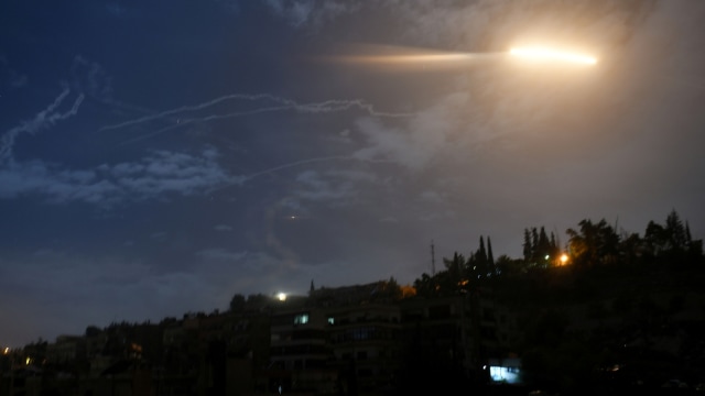 Israel gempur militer Iran di Damaskus, Suriah. Foto: SANA via REUTERS