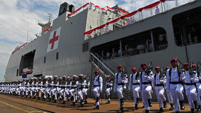 Suasana upacara peresmian dan pengukuhan Komandan KRI Semarang 594 di Dermaga Divisi Kapal Niaga, PT PAL Indonesia, Kawasan Ujung Tanjung Perak, Surabaya, Jawa Timur. (Foto: ANTARA FOTO/Zabur Karuru)