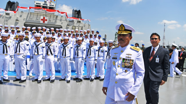 Suasana upacara peresmian dan pengukuhan Komandan KRI Semarang 594 di Dermaga Divisi Kapal Niaga, PT PAL Indonesia, Kawasan Ujung Tanjung Perak, Surabaya, Jawa Timur. (Foto: ANTARA FOTO/Zabur Karuru)