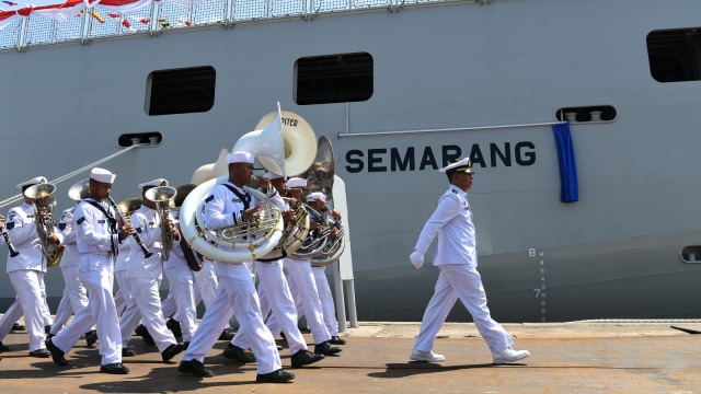 Suasana upacara peresmian dan pengukuhan Komandan KRI Semarang 594 di Dermaga Divisi Kapal Niaga, PT PAL Indonesia, Kawasan Ujung Tanjung Perak, Surabaya, Jawa Timur. (Foto: ANTARA FOTO/Zabur Karuru)