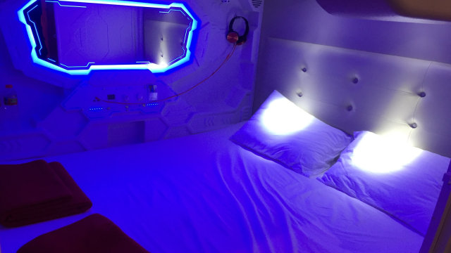 Bagian interior kamar kapsul milik JakPod Capsule Hotel. (Foto: Bella Cynthia/kumparan)