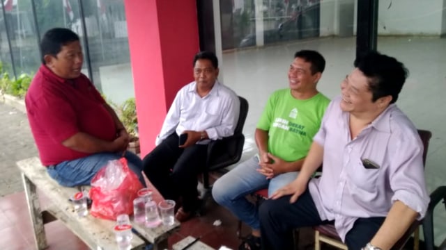 Budi Winarno, Ketua RW Perumahan Taman Marina (kiri) saat mengadu ke Posko Relawan Jokowi di Madukoro, Semarang Barat.  (Foto: Afiati Tsalitsati/kumparan)