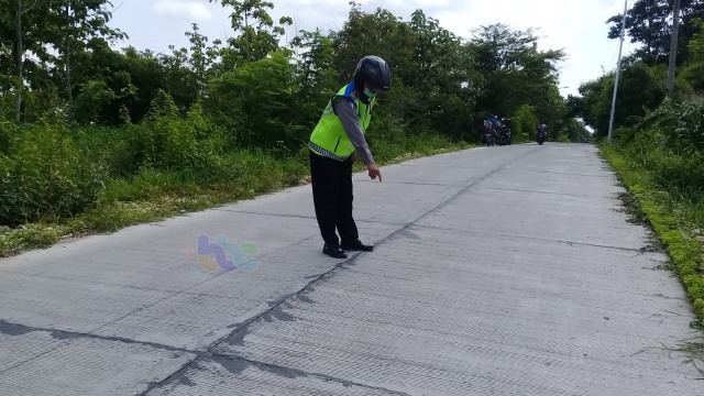 Petugas sedang melakukan olah TKP, di jalan PUK poros kecamatan jurusan Tambakrejo - Ngambon, turut wilayah Desa Tambakrejo Kecamatan Tambakrejo Bojonegoro, Senin (21/01/2019).