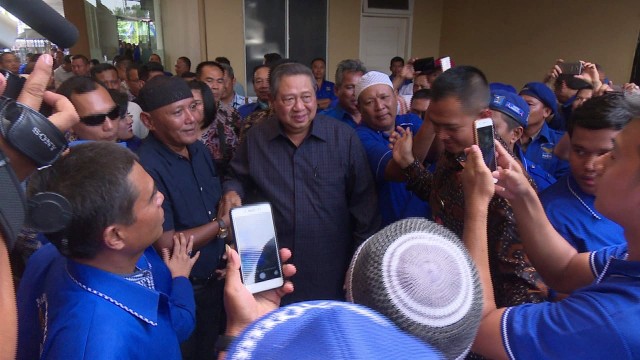 SBY bertemu dengan lader Partai Demokrat dan masyarakat saat baru tiba di Sumatera Utara. (Foto: Dok. Istimewa)