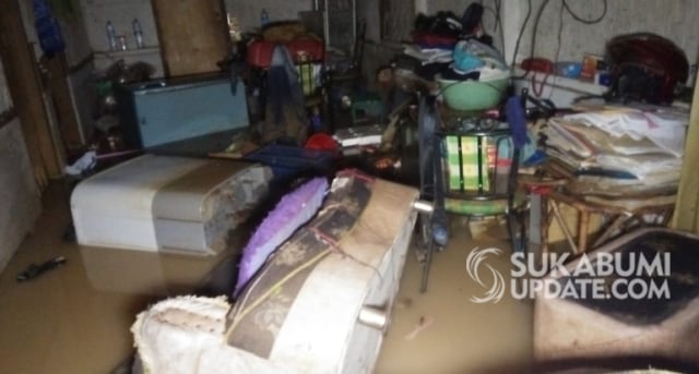 Harta milik warga Kecamatan Cikidang, Kabupaten Sukabumi, yang diterjang banjir (Foto: sukabumiupdate)
