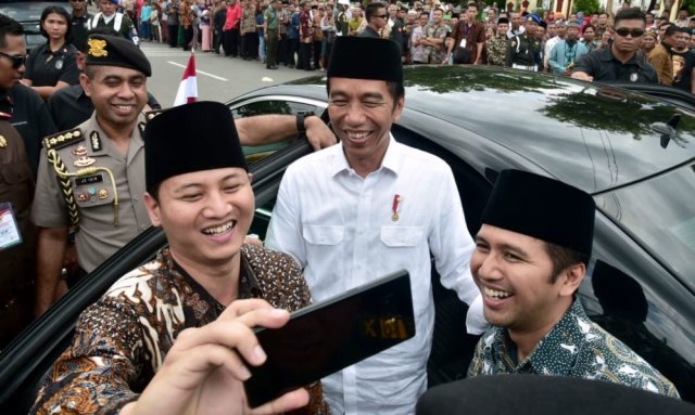 Bupati dan Wakil Bupati Trenggalek, Emil Dardak dan M Nur Arifin, saat berfoto bersama Presiden Jokowi (Foto: Istimewa)