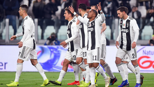 Pemain-pemain Juventus merayakan gol Douglas Costa ke gawang Chievo. Foto: REUTERS/Massimo Pinca