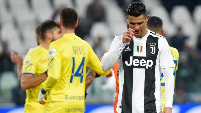 Cristiano Ronaldo gagal mengeksekusi penalti di laga Juventus vs Chievo. Foto: REUTERS/Massimo Pinca