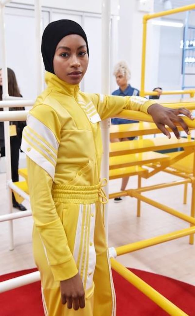 Kadija Diawara tampil di runway Adidas saat New York Fashion Week 2018. (Foto: Stephen Lovekin/WWD/REX/Shutterstock)