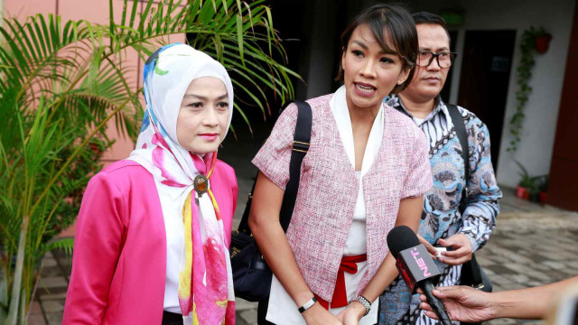 Presenter Melanie Putria saat ditemui wartawan seusai sidang perceraian di Pengadilan Agama Jakarta Barat Jakarta Selasa (22/01).  (Foto: Ronny)