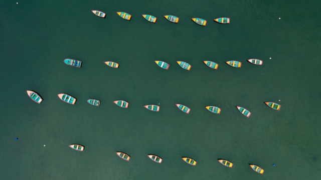Foto udara yang menunjukkan kapal bersandar di dermaga Hong Kong.  (Foto: AFP/Dale DE LA REY)