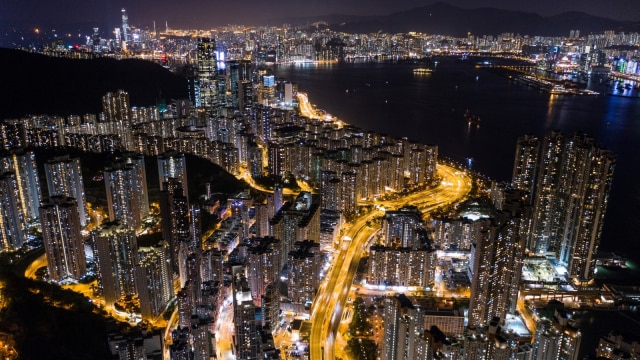 Foto udara menunjukkan gedung-gedung bertingkat Hong Kong di malam hari.  (Foto: AFP/Dale DE LA REY)