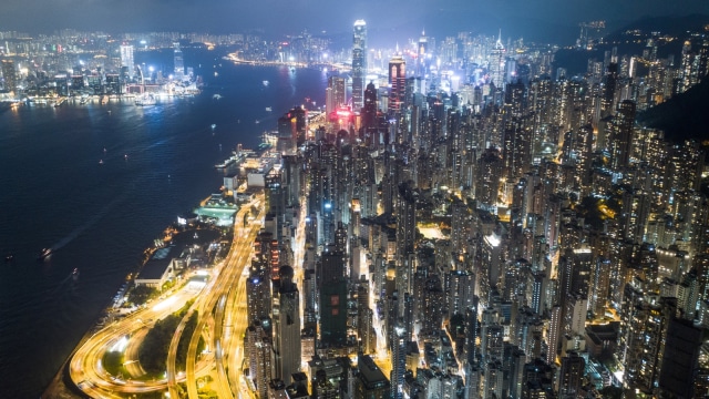 Foto udara menunjukkan Hong Kong di malam hari.  (Foto: AFP/Dale DE LA REY)