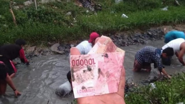Warga Desa Tanjungsari, Karangampel, Indramayu tampak ramai di sungai untuk mencari uang pecahan seratus ribuan (Foto: Facebook/Yuni Rusmini)