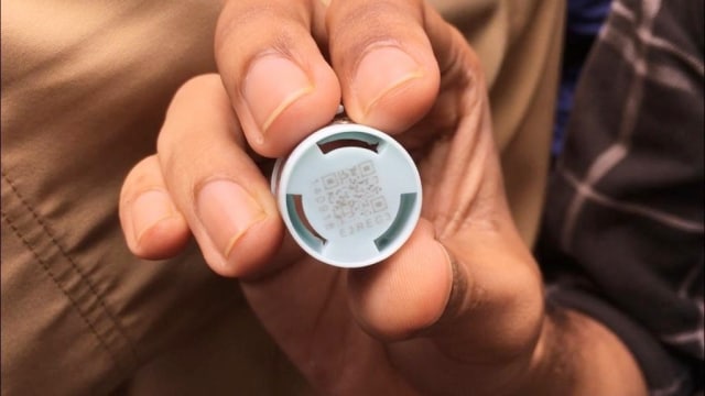 Segel asli dari Pertamina yang memiliki barcode. (Foto: Ferry Fadhlurrahman/kumparan)
