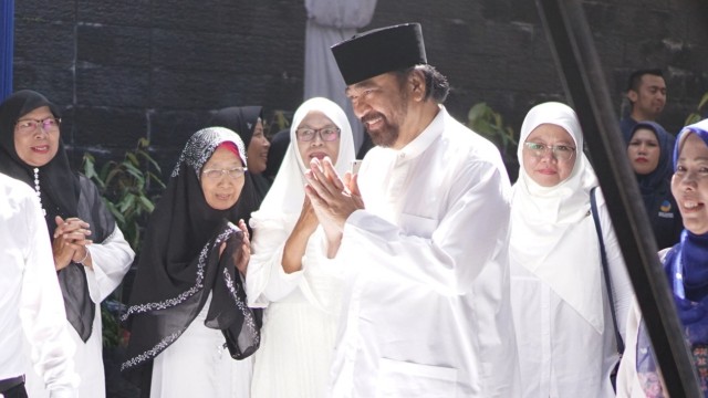 Ketua umum Partai NasDem, Surya Paloh (ketiga kanan) dalam acara Majelis Taklim Raudhatul Jannah, Medan, Sumatera Utara, Selasa, (22/1).  (Foto: Efira Tamara Thenu/kumparan)