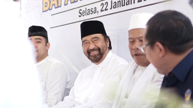 Ketua umum Partai NasDem, Surya Paloh (kedua kiri) dalam acara Majelis Taklim Raudhatul Jannah, Medan, Sumatera Utara, Selasa, (22/1).  (Foto: Efira Tamara Thenu/kumparan)