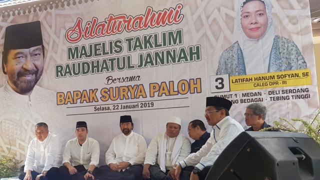 Ketua umum Partai NasDem, Surya Paloh (ketiga kiri) dalam acara Majelis Taklim Raudhatul Jannah, Medan, Sumatera Utara, Selasa, (22/1).  (Foto: Efira Tamara Thenu/kumparan)
