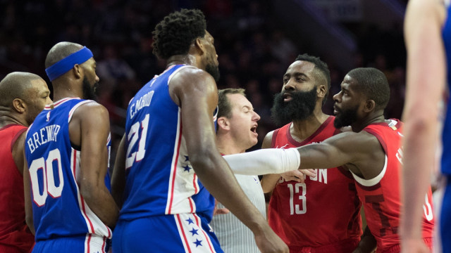 Pemain-pemain Sixers dan Rockets beradu argumen. (Foto: USA Today/Reuters/Bill Streicher)