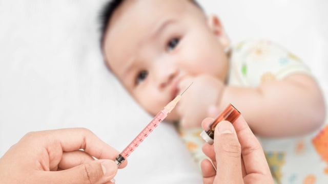 Ilustrasi Imunisasi PCV pada bayi. Foto: Shutter Stock