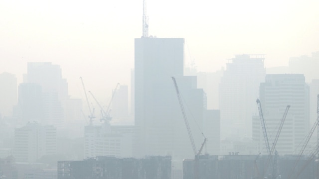 Polusi udara terlihat di sekitar gedung-gedung bertingkat di Bangkok, Thailand, (21/1).  (Foto: REUTERS/Jorge Silva)