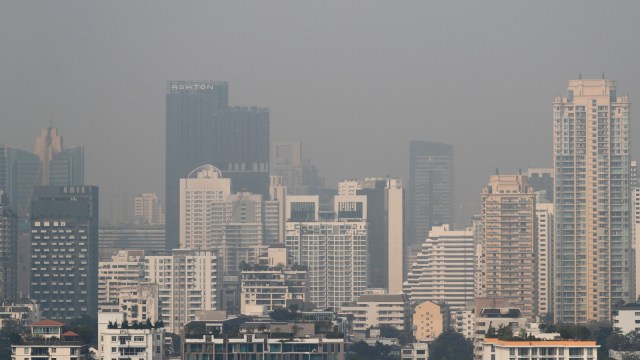 Polusi udara terlihat di sekitar gedung-gedung bertingkat di Bangkok, Thailand, (21/1).  (Foto: REUTERS/Jorge Silva)