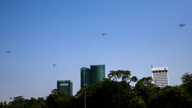 Sejumlah drone yang  terbang dan menyemprotkan bahan kimia selama operasi untuk mengurangi polusi udara di Bangkok, Thailand, (22/1).  (Foto: REUTERS/Athit Perawongmetha)