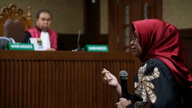 Terdakwa mantan wakil ketua komisi VII DPR Eni Maulani Saragih saat menjalani sidang pemeriksaan di Pengadilan Tipikor, Jakarta, Selasa (22/1). (Foto: Helmi Afandi/kumparan)