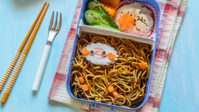 Lengkapi bekal Yakisoba untuk anak dengan ayam kukus dan sayuran (Foto: Shutterstock)