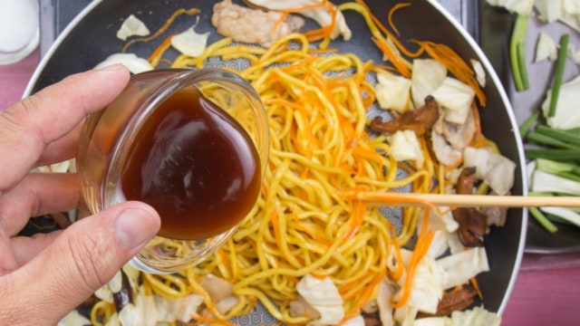 Ilustrasi memasak yakisoba (Foto: Shutterstock)