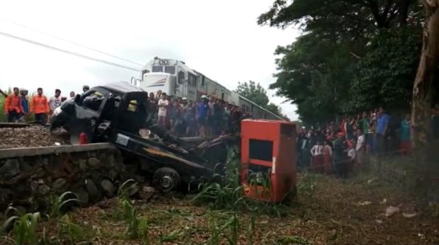 Kecelakaan kereta api Joglosemarkerto di Tegal (Foto: panturapost/Reza Abineri)