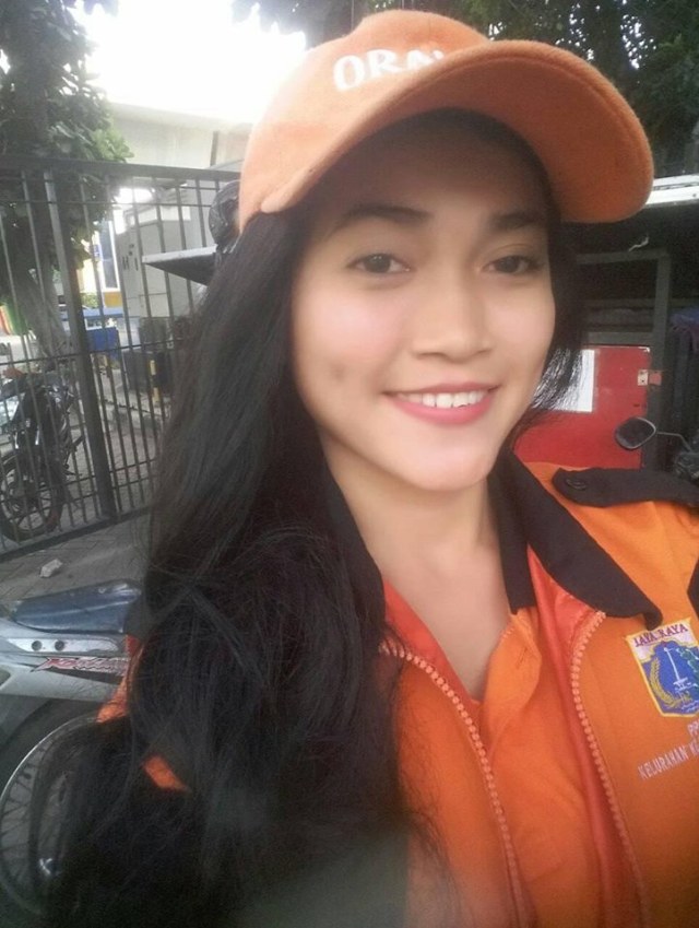 Sellha Purba, pasukan oranye Kelurahan Kelapa Gading Timur. (Foto: Facebook/Sellha Purba)