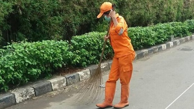 Sellha Purba, pasukan oranye Kelurahan Kelapa Gading Timur saat bekerja. (Foto: Facebook/Sellha Purba)