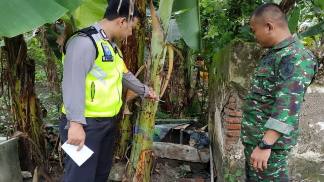 Petugas saat melakukan olah TKP di Dusun Tloko Desa Mulyoagung RT 010 RW 003 Kecamatan Balen Bojonegoro, Selasa (22/01/2019).