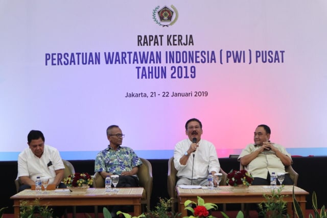 Para tokoh PWI tampil dalam Raker PWI di Jakarta, hari pertama 21 Januari 2019. Dari kiri: Sekjen Mirza Zulhadi (moderator); Ketua Umum PWI, Atal S. Depari; Ketua Dewan Kehormatan, Ilham Bintang; Ketua Dewan Penasihat, Margiono. (Foto : PWI/Dias) (Foto: Istimewa)