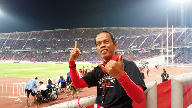Sodikin alias Ronaldikin menyaksikan laga final Piala AFF 2016 antara Timnas Indonesia dan Thailand. (Foto: Anju Christian P. Silaban/kumparan)