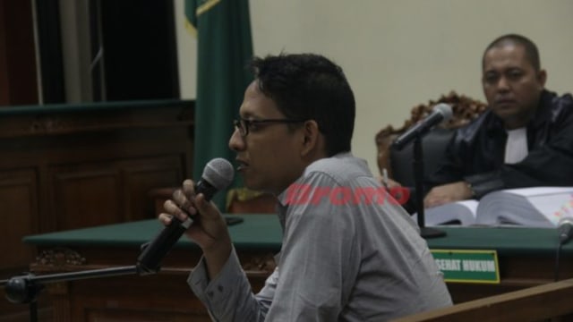M. Baqir ketika menjawab satu pertanyaan anggota Majelis Hakim Pengadilan Tipikor Surabaya. Pihak swasta didakwa sebagai penyuap Wali Kota Pasuruan ini, dianggap jujur hingga dipuji dengan sebutan gentle.