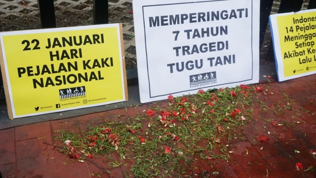 Sejumlah papan tulisan berjajar di sekitar lokasi kecelakaan tragis di Tugu Tani 7 tahun lalu, Jakarta.  (Foto: Iqbal Firdaus/kumparan )