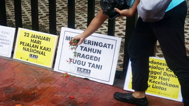 Aksi simpatik tabur bunga sebagai ungkapan belasungkawa atas tragedi kecelakaan tragis di Tugu Tani pada 7 taun silam, Jakarta (22/1).  (Foto: Iqbal Firdaus/kumparan )