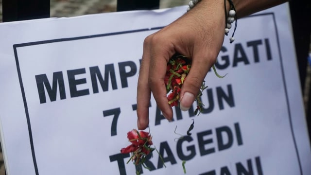 Aksi simpatik tabur bunga sebagai ungkapan belasungkawa atas tragedi kecelakaan tragis di Tugu Tani pada 7 taun silam, Jakarta (22/1).  (Foto: Iqbal Firdaus/kumparan )