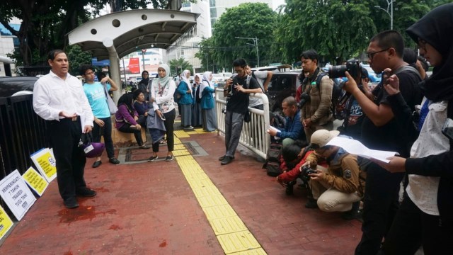 Sejumlah warga dan para awak media berkumpul dalam aksi simpatik tabur bunga  di Tugu Tani, Jakarta (22/1).  (Foto: Iqbal Firdaus/kumparan )