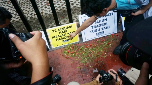 Aksi simpatik tabur bunga sebagai ungkapan belasungkawa atas tragedi kecelakaan tragis di Tugu Tani pada 7 taun silam, Jakarta (22/1).  (Foto: Iqbal Firdaus/kumparan )