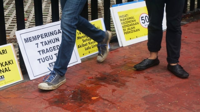 Aksi simpatik tabur bunga sebagai ungkapan belasungkawa atas tragedi kecelakaan tragis di Tugu Tani pada 7 taun silam, Jakarta (22/1).  (Foto: Iqbal Firdaus/kumparan )