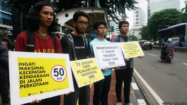 Sejumlah anggota koalisi pejalan kaki gelar aksi simpatik tabur bunga sebagai ungkapan belasungkawa atas tragedi kecelakaan tragis di Tugu Tani pada 7 taun silam, Jakarta (22/1).  (Foto: Iqbal Firdaus/kumparan )