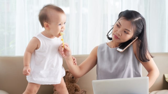 Ilustrasi ibu melakukan multitasking (Foto: Shutterstock)