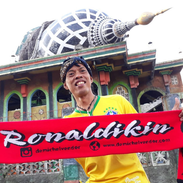 Ronaldikin saat menjadi relawan di Lombok Timur. (Foto: Instagram/@ronaldikin_70)